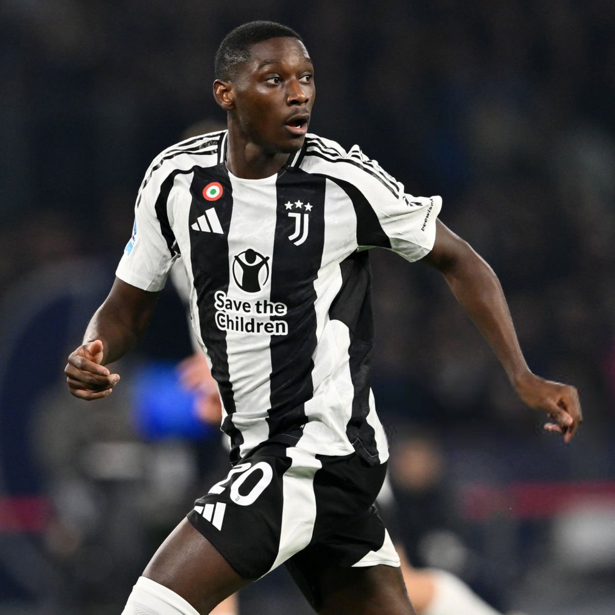 ActuFoot_'s tweet photo. 🚨 LA JUVENTUS A FAIT UNE OFFRE DE +30M € AU PSG POUR RANDAL KOLO MUANI 🇫🇷 ! 🖤🤍 

L'attaquant français a déjà donné son accord à la Juve. ✅

🗞️ @FabrizioRomano https://t.co/tFnmexithF