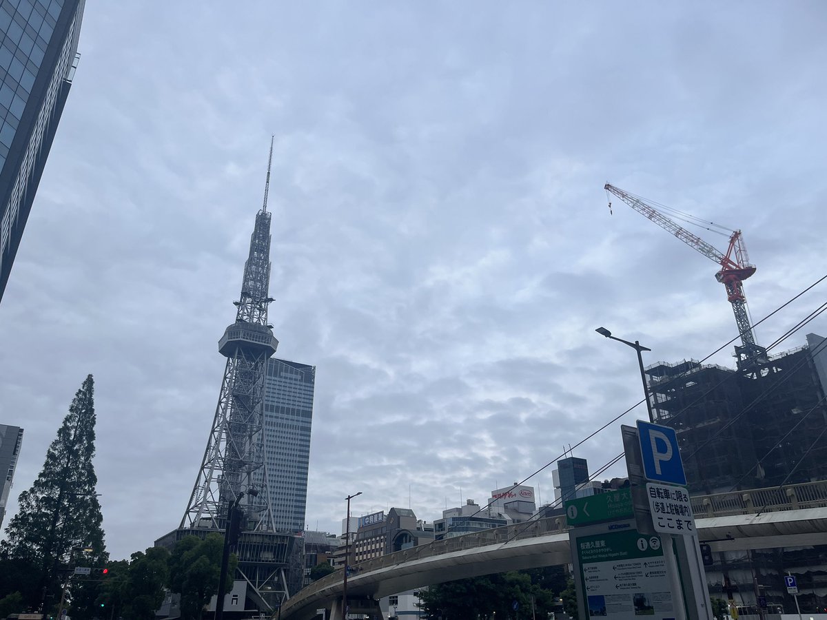 ganqing758's tweet photo. タケさん、池田GM、おはようございます。昨日はカラッと晴れていましたが、今日は梅雨空に逆戻りです。キクユ芝ってケニアのキクユ族と関係あるんでしょうか？名古屋都心のイマソラ。#GOLF897 #イマソラ https://t.co/tOLkEfPF5u