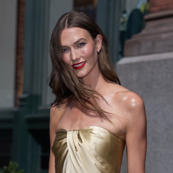 poptime's tweet photo. OI??? Karlie Kloss, ex-melhor amiga de Taylor Swift, está a caminho do casamento da cantora. https://t.co/ZwxyNl9oOl