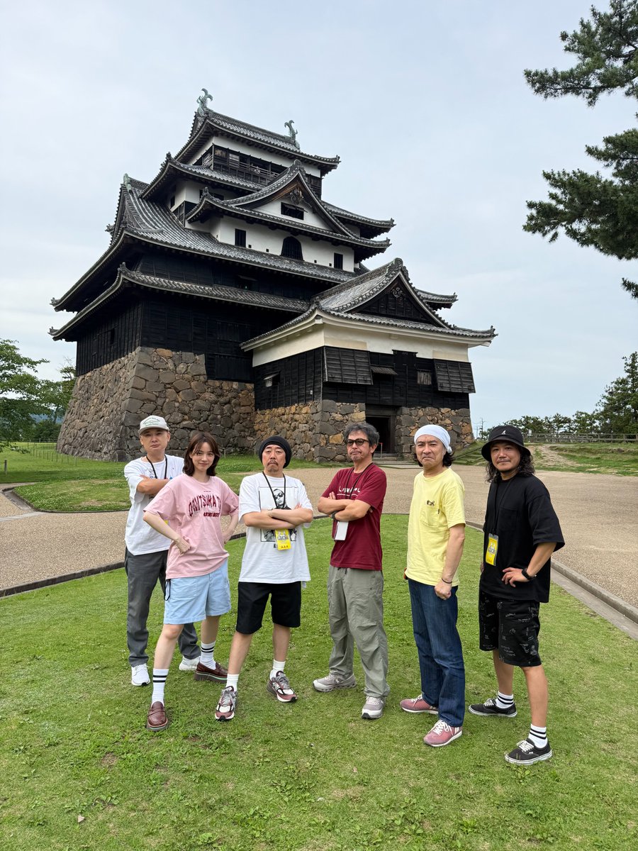 HamazakiTakashi's tweet photo. いよいよ本日、松江城でのGACHIスペシャルです。
私にとっては念願の松江城GACHIスペシャル！
やっとここまで辿り着きました！
昨日は松江城で、出演者全員揃ってのリハーサルがありました。
天気も気持ちもとても良かったです。
今日1日限りのこのライブ、
色々お見逃しなく！
出演者全員で最高のものにします〜！
みんな〜もりあがっていこ〜！
写真は昨日の模様。
みんなで松江城を見学に行きました。
やっぱり凄い松江城！

松江城天守国宝10周年記念事業　エフエム山陰開局40周年記念
浜崎貴司GACHIスペシャル in 国宝松江城2026
浜崎貴司 vs.奥田民生 vs.トータス松本 vs.のん vs.レキシ
■7月4日（土）  
島根県松江市　国宝松江城　二之丸下の段特設ステージ
開場12:00　開演13:30
詳細　https://t.co/aDsTqPOUax