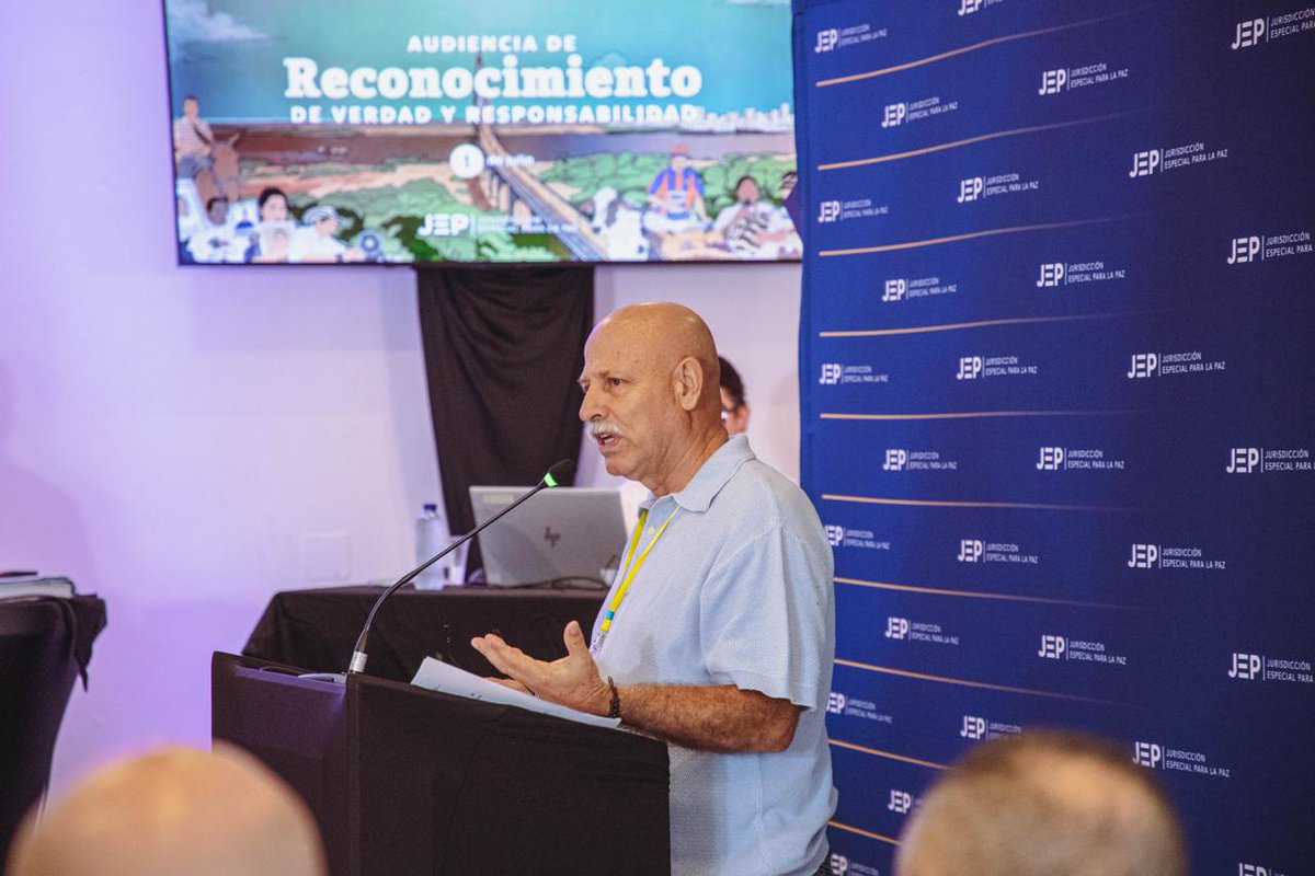 JEP_Colombia's tweet photo. Por primera vez en la historia del país, un mayor general en retiro del Ejército Nacional, el oficial de más alto rango que ha comparecido ante la JEP, reconoció públicamente que existieron órdenes superiores, presiones por resultados y mecanismos de encubrimiento que favorecieron la comisión de estos crímenes. Se trata del mayor general (r) Hernán Giraldo Restrepo, quien comandó la Décima Brigada Blindada entre diciembre de 2004 y junio de 2006.