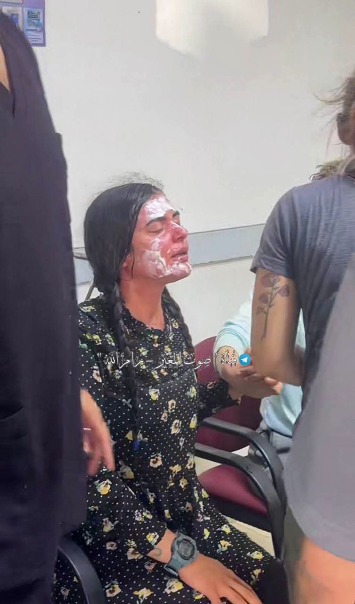 BekirTiryakii's tweet photo. Bunlar barışçıl uluslararası aktivistler.
Adam ve kadın Hristiyan.
Yahudi İsrailli yerleşimciler, işgal altındaki Batı Şeria'da Filistimlilere ve aktivistlere fiziki olarak saldırıyor ve biber gazı sıkıyorlar.

Batı ve Hristiyan dünyası saldırıların Filistinlilerle sınırlı kalmayacağını,Filistinlilere yaptıklarını bir gün herkese yapacaklarını anladığında çok geç kalmış olacak.