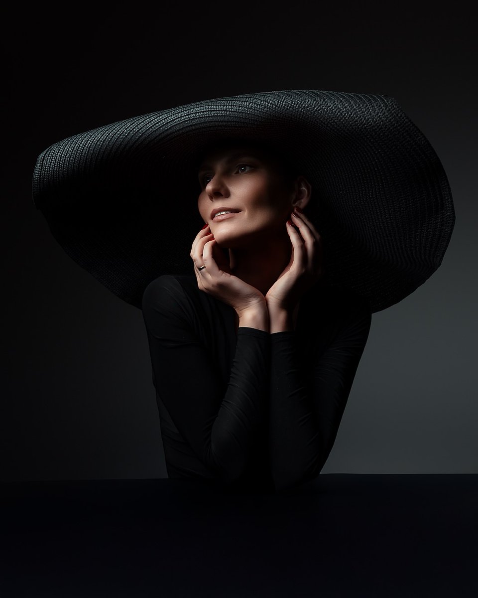 godox_global's tweet photo. 1 or 2 or 3 or 4? 🖤

The power of 1 light… and connection with the model 🖤

Strobe:  AD600
Camera: @ Nikon Z8 plus Nikkor 24-70mm

Hi, I am Marta Ponsko, I am portrait and maternity photographer and I make studio lighting and studio photography simpl... https://t.co/9Kj6Wd0USb