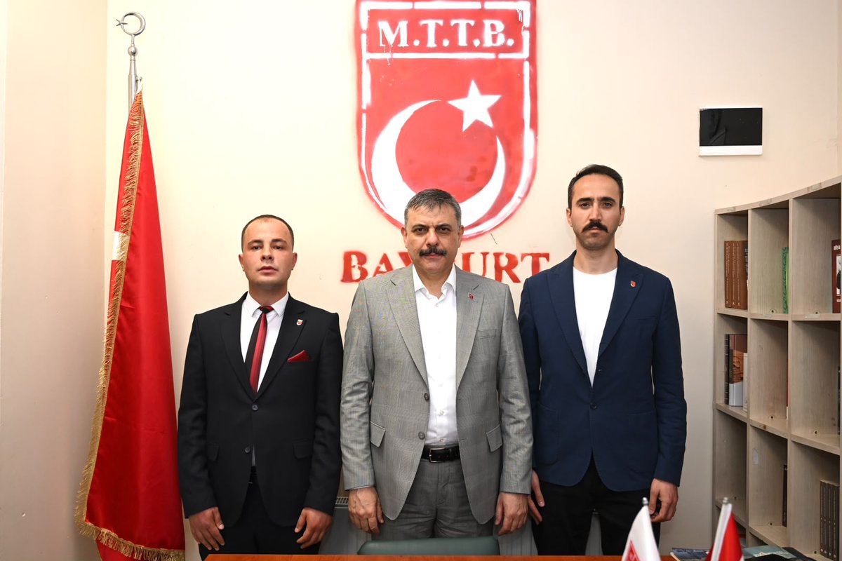 mttbbayburt's tweet photo. İçişleri Bakanımız ve Onursal Üyemiz Muhterem Bakanımız  Mustafa Çiftçi, Bayburt programı kapsamında Milli Türk Talebe Birliği Bayburt İl Teşkilatımızı ziyaret etti.
Ziyarette teşkilatımızın çalışmaları, gençliğe yönelik faaliyetleri ve yeni dönem faaliyetleri hakkında istişarelerde bulunuldu.Program sonunda Talebe dergimizin 2. sayısı, teşkilatımız tarafından hazırlanan İz kitabı ve kendileri adına hazırlanan özel portre tablo Muhterem  Bakanımıza takdim edildi.
Nazik ziyaretleri ve gençliğimize verdikleri destek dolayısıyla Muhterem Bakanımız Mustafa Çiftçi'ye teşekkür eder, ziyaretlerinin teşkilatımız için hayırlara vesile olmasını temenni ederiz.

#MTTBBayburt 
#İçişleriBakanlığı 
#MustafaÇiftçi
#GençlikÇalışmaları