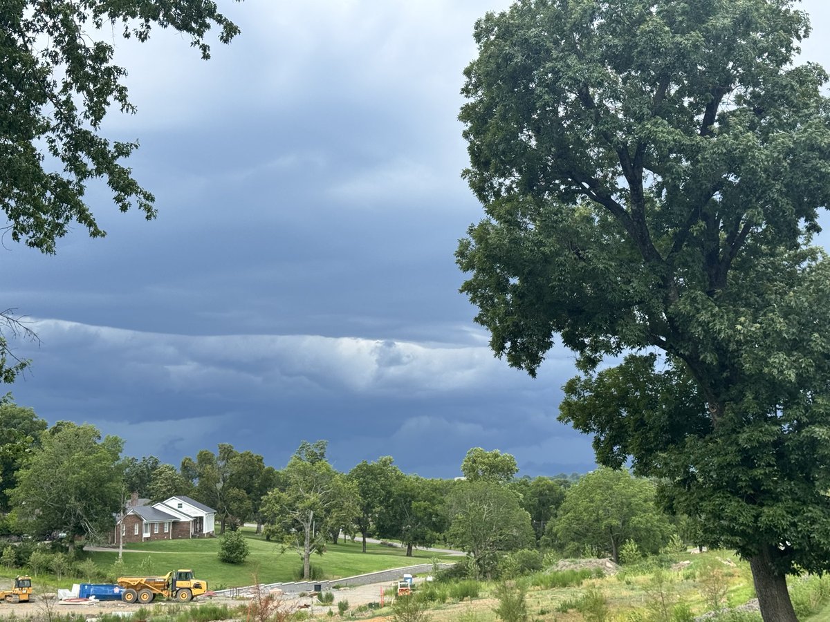 jaredbosi's tweet photo. @NashSevereWx Clouds looking south from Rivergate https://t.co/cJFe7WTb7O