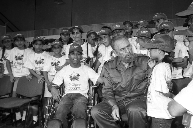 FSoldadodeIdeas's tweet photo. #FidelCastro comparte con Elián González y pioneros delegados al III Congreso Pioneril, el 10 de julio de 2001

https://t.co/tmKApfuF0Q
#100AñosConFidel #Cuba  #SomosContinuidad #RevoluciónCubana https://t.co/itiYED5VXp