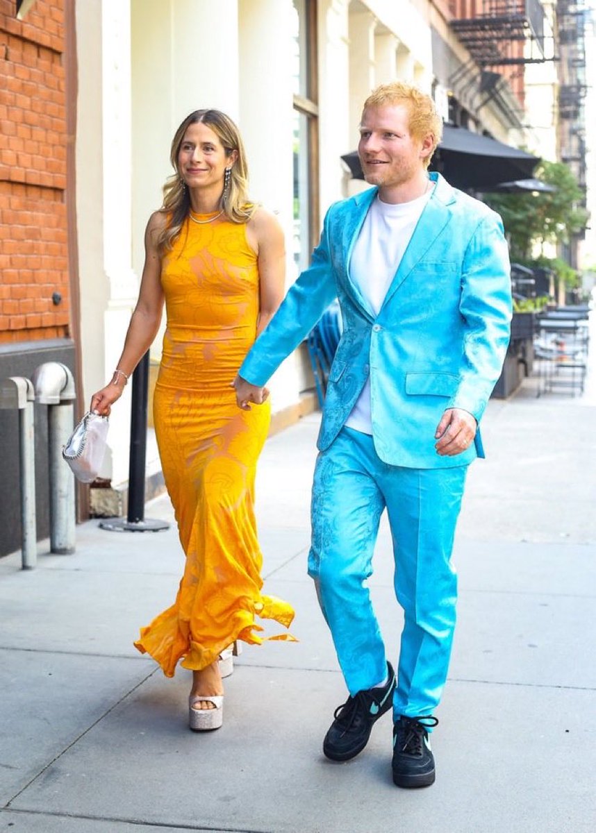 milabedumb's tweet photo. TENTANDO ENTENDER QUAL É O DRESS CODE DO CASAMENTO DA TAYLOR SWIFT KKKKKKKKKKKKK cada um com uma cor e estilo diferente https://t.co/T4xSydtYe1