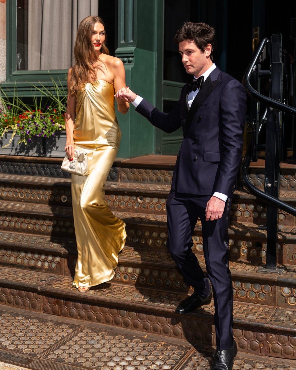 TheSwiftSociety's tweet photo. 🚨| Karlie Kloss and Joshua Kushner on their way to Taylor’s wedding https://t.co/glPWAy3NQa