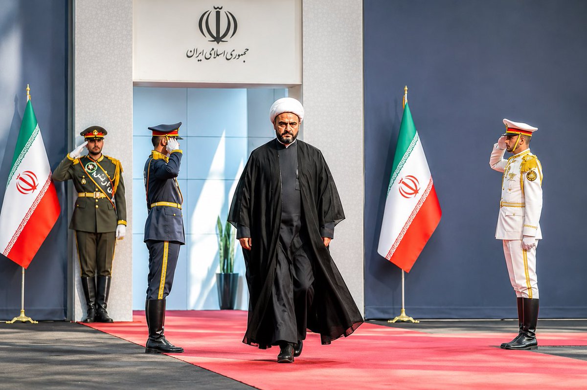 najahmalii's tweet photo. �� الشيخ أكرم الكعبي  في وداع  السيد الولي الشهيد القائد علي الخامنئي..

 الشيخ أكرم جاء يحمل في قلبه النار المقدسة' و يشهد على الوفاء ويُجدّد العهد. 

 لحظة عزة واستعداد.
#قوموا_الى_الله https://t.co/pmTFRfgnO7