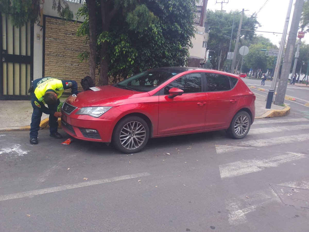 UCS_GCDMX's tweet photo. @PoderAGAzcapot @AzcapotzalcoMx En atención a su reporte acudió Policía de #TransitoGCDMX, al arribar al lugar se realiza la sanción correspondiente conforme al Reglamento de Tránsito, se implementa dispositivo de seguridad. https://t.co/A2pDMZmq1f