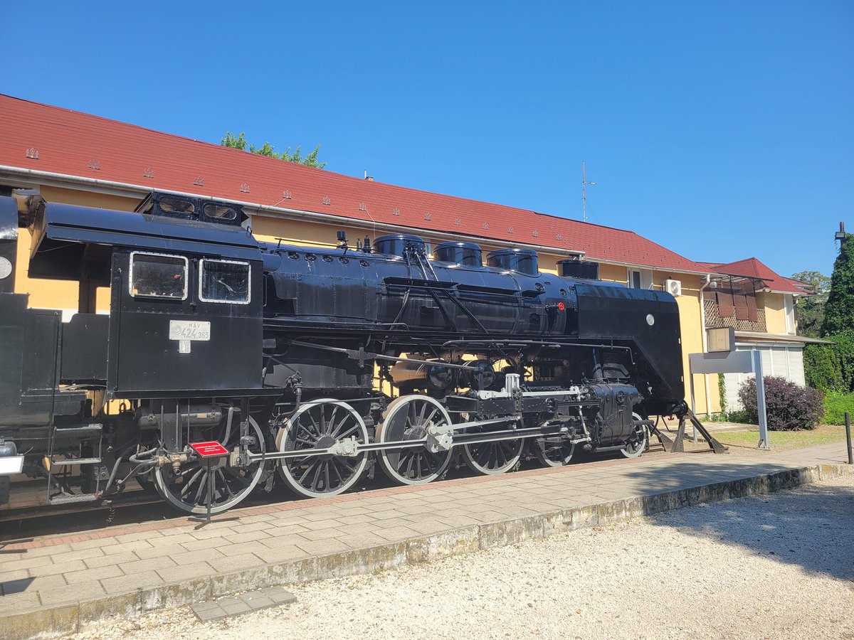THR_Shrek's tweet photo. before I left, I took the time to look into the preserved "Buffalo" 4-8-0 Mastodon that is placed on the exit of the park 
424.365 was the last of the class built in 1958, as well as one of the powered axles of 424.101 plinth outside of the fence of the park https://t.co/FluPAbt54C