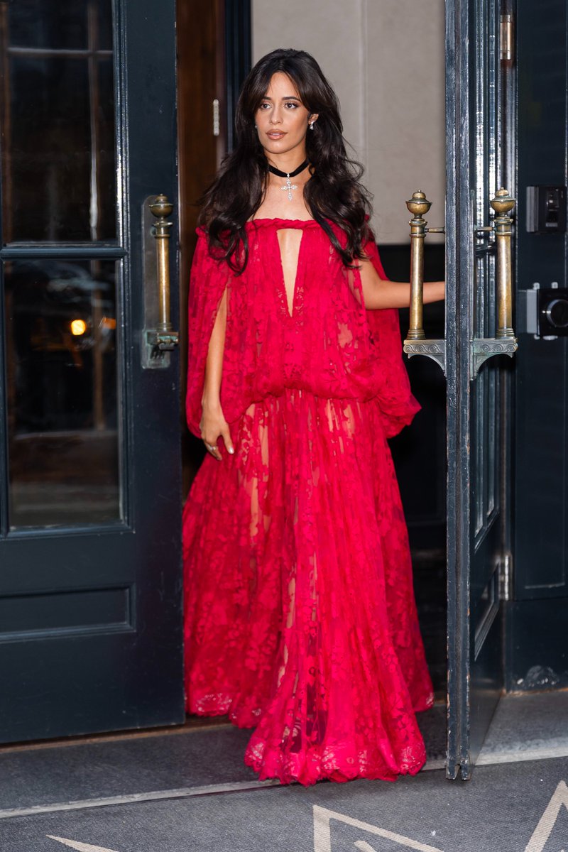 WORLDMUSICAWARD's tweet photo. #CamilaCabello looks gorgeous as she makes her way to #TaylorSwift &amp; #TravisKelce's wedding at Madison Square Garden! 👏💃🏻👰🤵💒 Ⓜ️🏟🍎 🗽

https://t.co/ud4vNmwvn3 https://t.co/wdYlR8bmwl