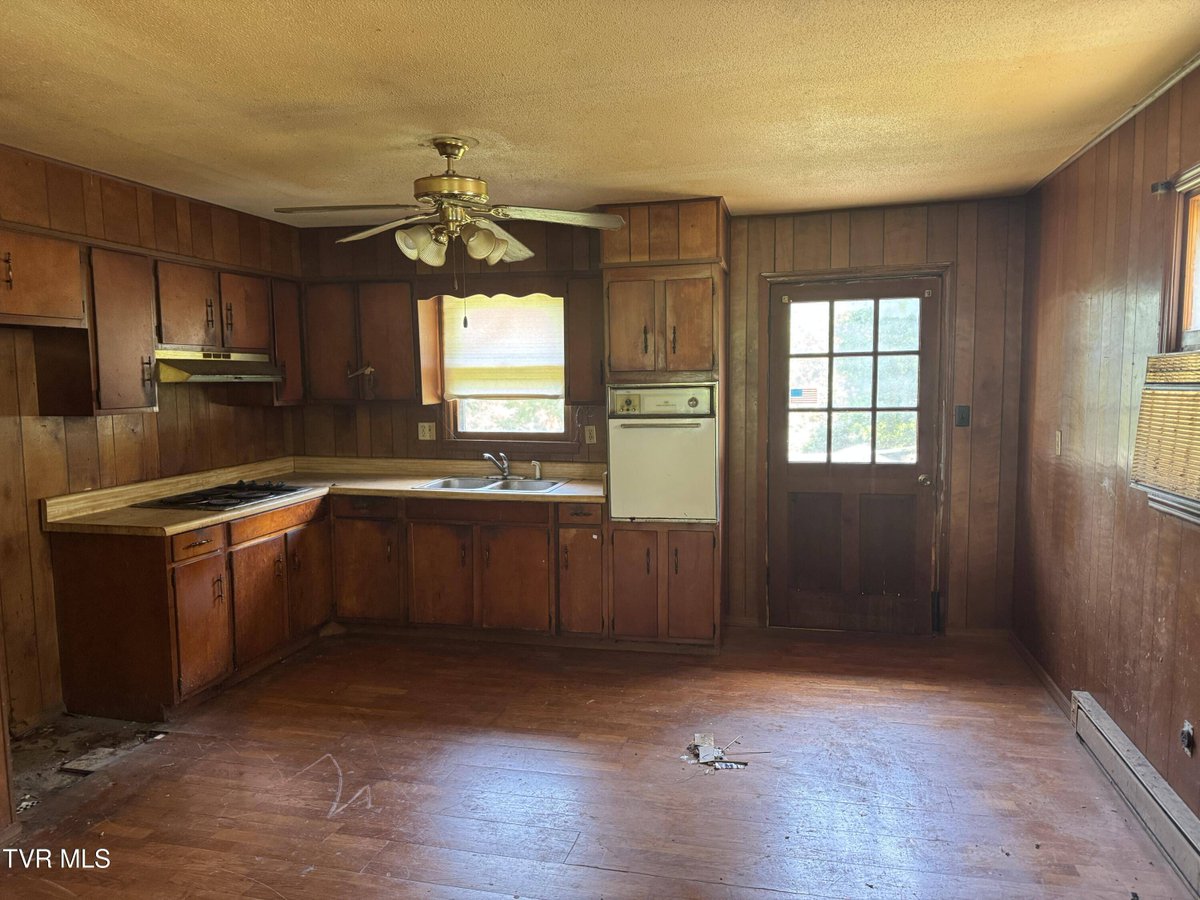 EverydayAdPromo's tweet photo. New Listing Price: $115,000
350 Mountain View DR, Hampton, TN 37658 is a fantastic property with 3 bedrooms and 2.0 bathrooms.
See more here: https://t.co/Y2G7iLHYms https://t.co/noVkLNvL0H