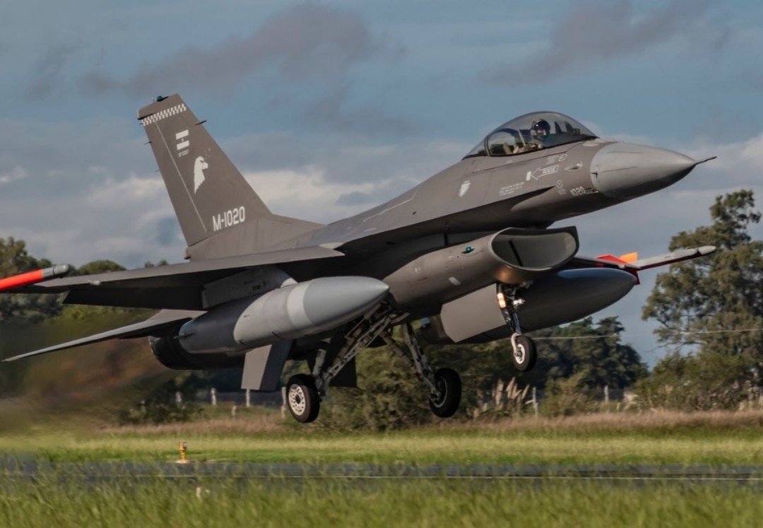 pampaIIIpelis's tweet photo. Primeros dos pilotos certificados de F-16 en #ARGENTINA 🇦🇷!!!!!!
Se llevo a cabo la ceremonia del " vuelo solo", con lo que terminaron la primera etapa de su preparacion.
Llevara un par de años mas  sacarle todo el jugo a los aparatos , pero ya se dio el primer paso💪 https://t.co/eT3EmIVcRK