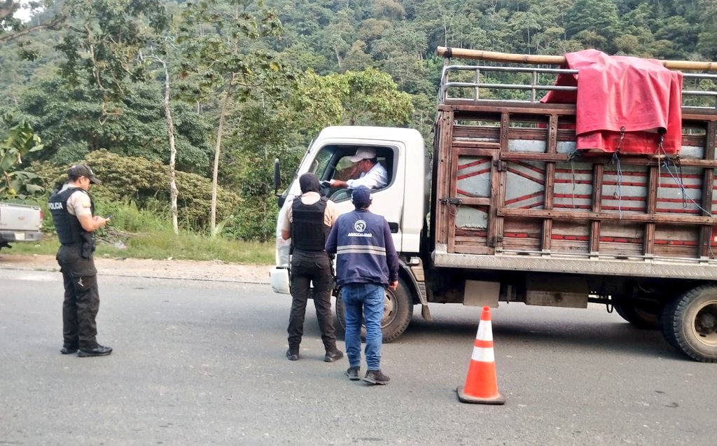 AgrocalidadZ5's tweet photo. #Bolívar l Ejecutamos operativo de control en carretera, a fin de controlar el tránsito de material vegetal, precautelamos así el estatus fitosanitario del país y prevenimos el ingreso de plagas y enfermedades. #JuntosContraFocR4T https://t.co/Oloj1JfmRT