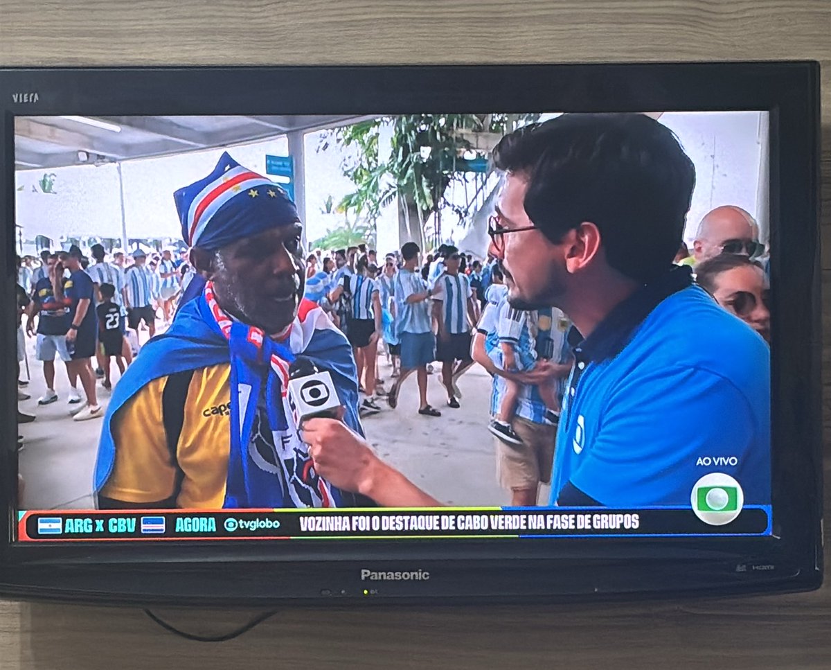 ElisaaDinis's tweet photo. Será que é o pai do Vozinha mesmo? Ou o cara meteu o louco?
#copadomundo https://t.co/vJ3znMXvKq