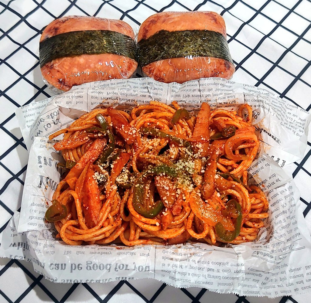 BentoBenko's tweet photo. ・ナポリタン
・粗挽きハムおにぎり

本人ご要望弁当🍱
炭水化物大好きおじさん👦

#旦那弁当 #お弁当 #お弁当記録 https://t.co/vD3yu6W6B5