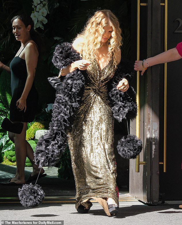 updatecultura's tweet photo. Fergie a caminho do casamento de Taylor Swift. https://t.co/CkHRaYrbrU