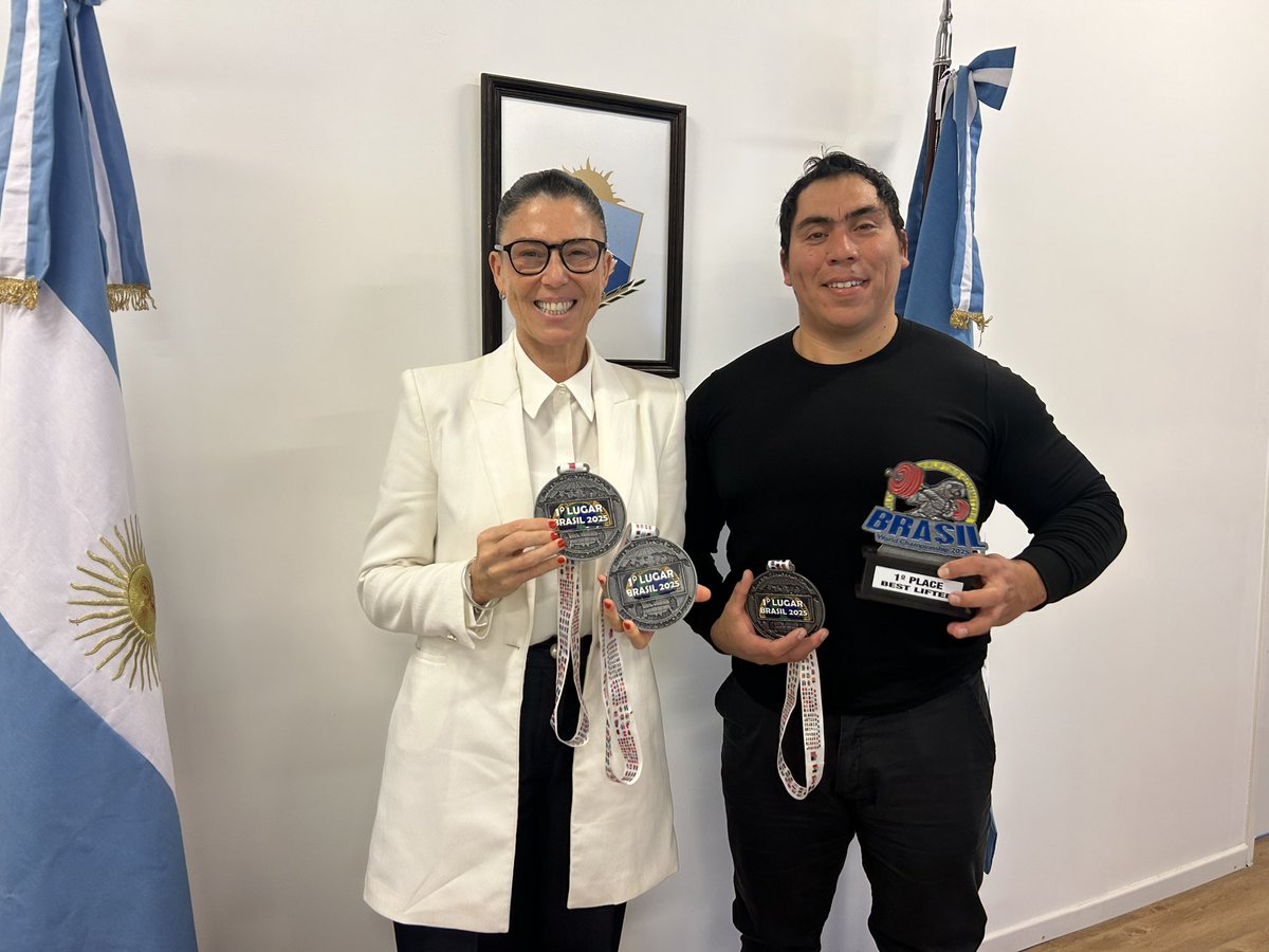julietacorroza's tweet photo. Me reuní con Emilio Mansilla, deportista de levantamiento de pesas para conversar sobre su presente deportivo y los desafíos que tiene por delante.

Nuestros deportistas son un orgullo para la provincia. Acompañarlos y generar más oportunidades para que puedan desarrollarse también es apostar al talento, la disciplina y los valores que inspiran a las nuevas generaciones.