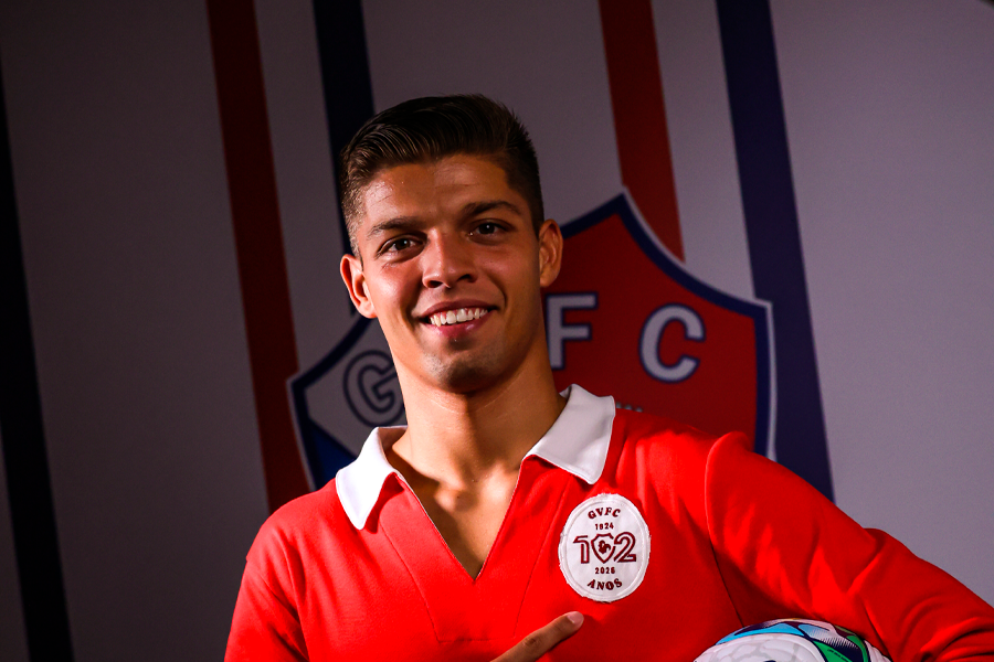 J_K_Albuquerque's tweet photo. Após Andreas Lausen, Diogo Prioste é mais um reforço para o meio-campo do Gil Vicente. O médio de 22 anos, cedido pelo Benfica, pediu informações a Gustavo Varela sobre os galos. António Silva e Leandro Santos já comentaram a oficialização @Record_Portugal  #gilvicente #benfica https://t.co/IG9XiHll5I