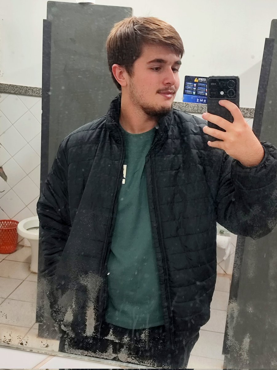 rolytbruno's tweet photo. Eu sou o verde mais lindo, mas não é sua cor favorita https://t.co/4cmHotOLpd