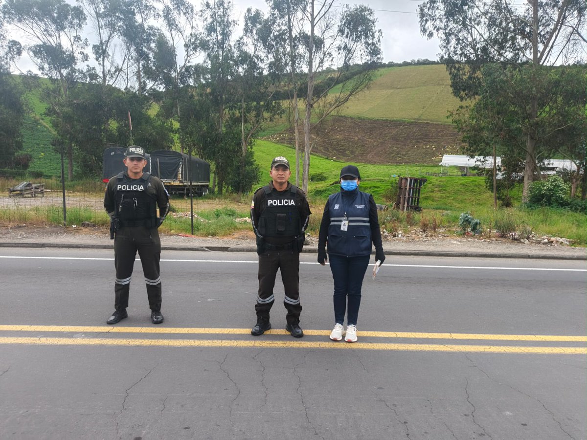 AgrocalidadZ1's tweet photo. #Carchi | junto a entidades de control  @PolicíaEcuador realizamos operativos en carretera con el fin de  precautelar el estatus fitosanitario del país en el cantón Tulcan.  #PrevenciónSanitaria. https://t.co/gDGxDwqHDz