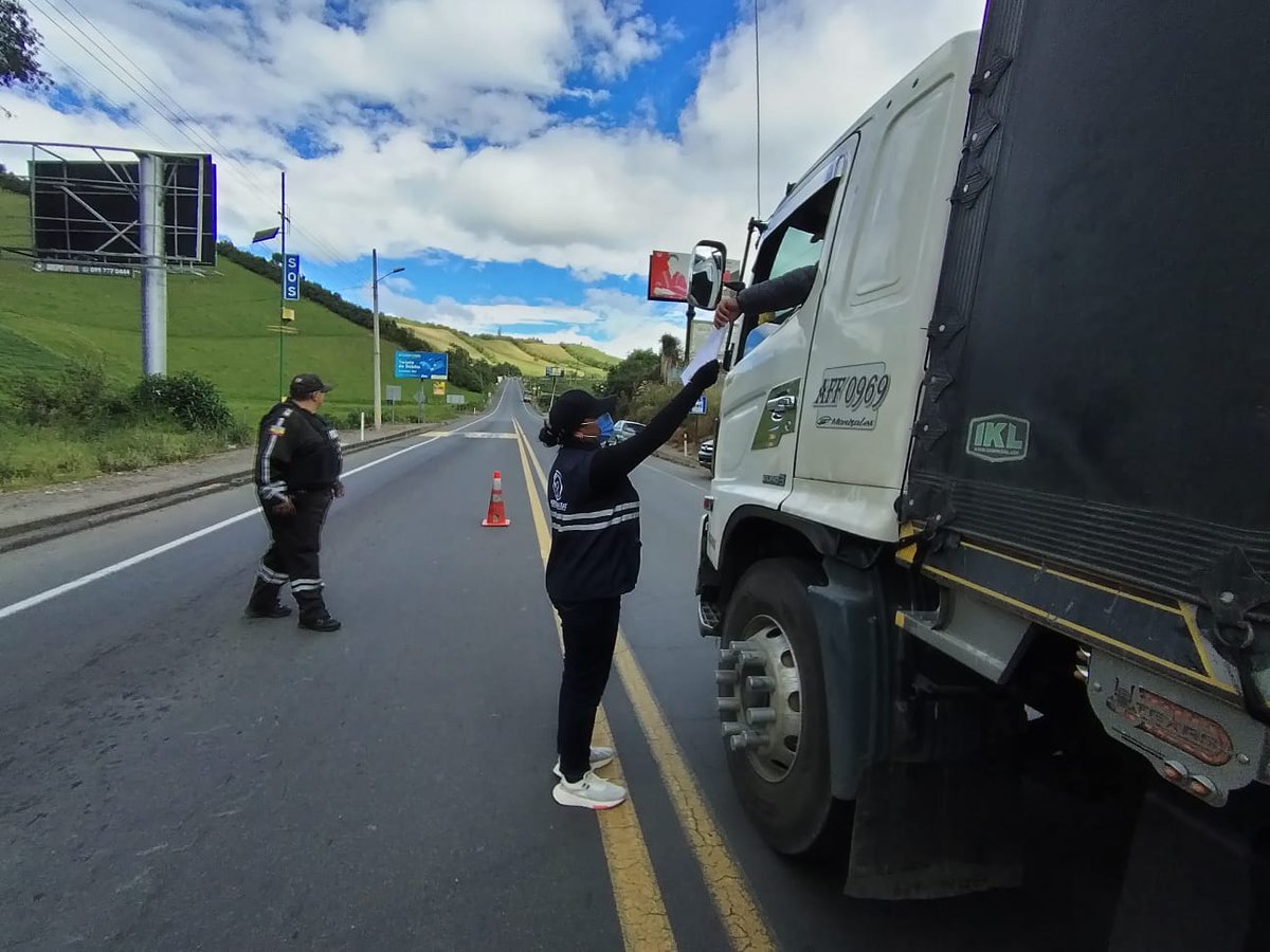 AgrocalidadZ1's tweet photo. #Carchi | junto a entidades de control  @PolicíaEcuador realizamos operativos en carretera con el fin de  precautelar el estatus fitosanitario del país en el cantón Tulcan.  #PrevenciónSanitaria. https://t.co/gDGxDwqHDz