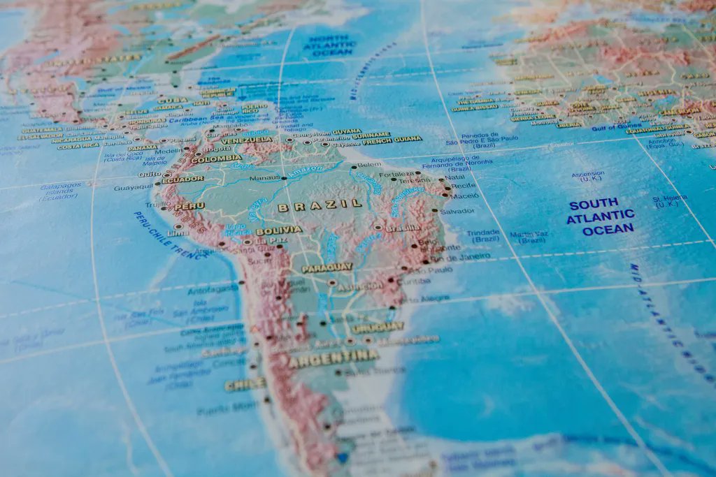 contralinea's tweet photo. 🔎📰 El #fantasma de la #ultraderecha en #AméricaLatina

👤✒️Óscar David Rojas Silva

El declive hegemónico de #EstadosUnidos frente a #China ha provocado un repliegue imperialista sobre #AricaLatina y el #Caribe. Esto nos lleva a reflexionar en torno a la #dualidad existente entre una fuerza #injerencista que aparece renovada por su estridencia y #cinismo, pero al mismo tiempo nos obliga a calcular el significado de haber perdido la capacidad de imponer sus condiciones a #escalamundial.

El elemento central para considerar es que después de la #voráginefinanciera desde los años setenta del siglo pasado, nuestro vecino del norte sufrió un proceso de #desindustrialización debido a la deslocalización de la producción industrial hacia el hemisferio oriental. Como resultado, la balanza comercial de #EU es crónicamente negativa, y el endeudamiento de su economía alcanza niveles #estratosféricos. Pero no solamente se trata de niveles de exportaciones e importaciones que se pueden corregir en el siguiente trimestre, sino que la #globalizaciónfinanciera provocó que #EU dejara de desarrollar una capacidad productiva estructural, aquello que tiene que ver con la logística y la capacidad del Estado para ordenar la productividad colectiva.

En su lugar, el #Estadonorteamericano se convirtió en un ente controlado por la fuerza empresarial corporativa que ha estado acostumbrada a actuar bajo los principios de las ganancias #cortoplacistas. En contraste, el #Estadochino funciona en forma opuesta: las corporaciones se encuentran sujetas a la planificación pública bajo estrategias de largo plazo. La diferencia entre el hemisferio occidental y el oriental no solamente se basa en #signospolíticos, sino en la temporalidad económica y el dominio de formas de propiedad diferenciadas. El hecho concreto es que la decadencia del imperialismo norteamericano significa que su propia #lógica le ha llevado a la imposibilidad de entender otras maneras de establecer relaciones con el hemisferio al sur del #Río Bravo. Es por ello por lo que la visión del corolario #Trump de la nueva edición de la #DoctrinaMonroe ya es insostenible para el reto al que nos enfrentamos todos como economía global...

Lee en: https://t.co/BcEPnpIaDn

#Contralínea #PeriodismodeInvestigación 
👇🏼Encuentra toda la información en👇🏼
https://t.co/IwdMAg7RPL