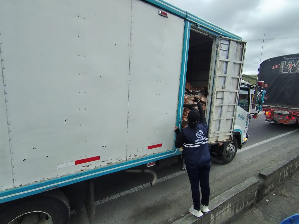 AgrocalidadZ1's tweet photo. #Carchi | junto a entidades de control  @PolicíaEcuador realizamos operativos en carretera con el fin de  precautelar el estatus fitosanitario del país en el cantón Tulcan.  #PrevenciónSanitaria. https://t.co/gDGxDwqHDz