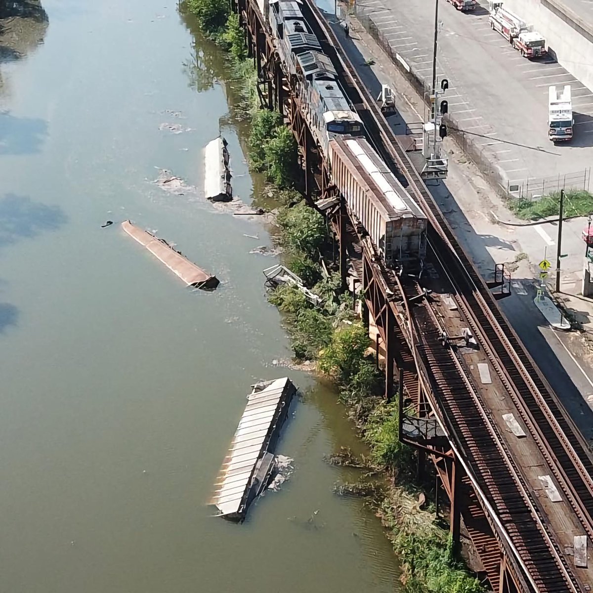 VirginiaSWllc's tweet photo. BREAKING NEWS: Train Derailment in Richmond Sends Three Rail Cars into James River

https://t.co/9Bg3L7lFYH https://t.co/xPlM8Tv9gE