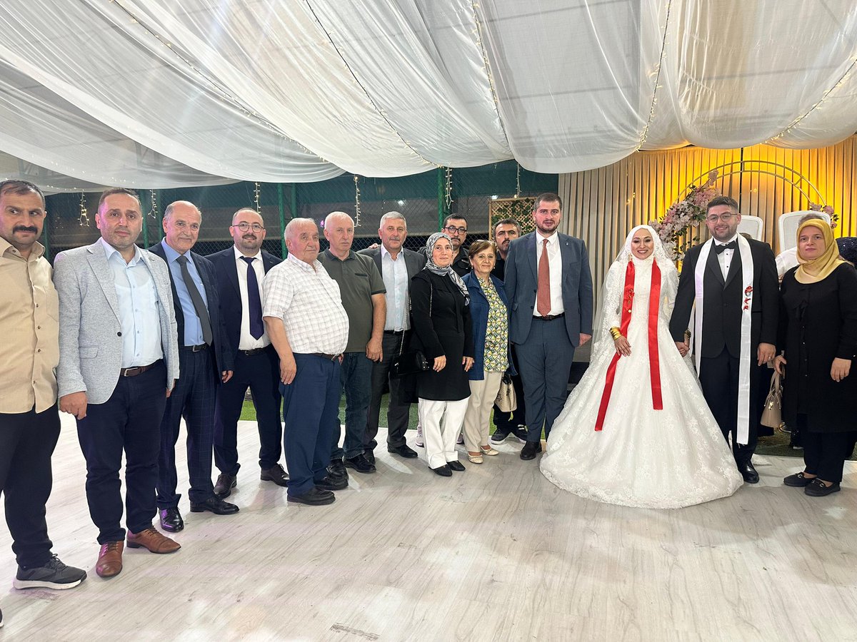 AKPartiArtvin's tweet photo. İL BAŞKANIMIZ VE İL YÖNETİCİLERİMİZ, GENÇLERİMİZİN MUTLULUĞUNA ORTAK OLDU.

İl Başkanımız Ali Semih Aydemir  ve yönetim kurulu üyelerimiz;

Fatma ve Musa Yazıcı’nın oğlu, Artvin Valiliği Özel Kalem Müdürlüğü personeli Soydan Yazıcı ile Nurhan ve Hasan Orhan’ın kızı Eylem Orhan’ın,

Fikriye ve Osman Bakır’ın oğlu Ahmet Bakır ile Nurcan ve Veysel Alış’ın kızı Aslıhan Alış’ın düğün merasimlerine katılarak genç çiftlerimizin mutluluğuna ortak oldular.

İl Başkanımız ve beraberindeki heyetimiz, her iki çifti ve kıymetli ailelerini tebrik ederek ömür boyu sağlık, huzur ve mutluluk içerisinde iki cihan saadeti temennisinde bulundu.
Rabbimizden genç kardeşlerimize hayırlı, bereketli ve daim muhabbetle sürecek bir yuva nasip etmesini diliyor; ailelerini de gönülden tebrik ediyoruz.