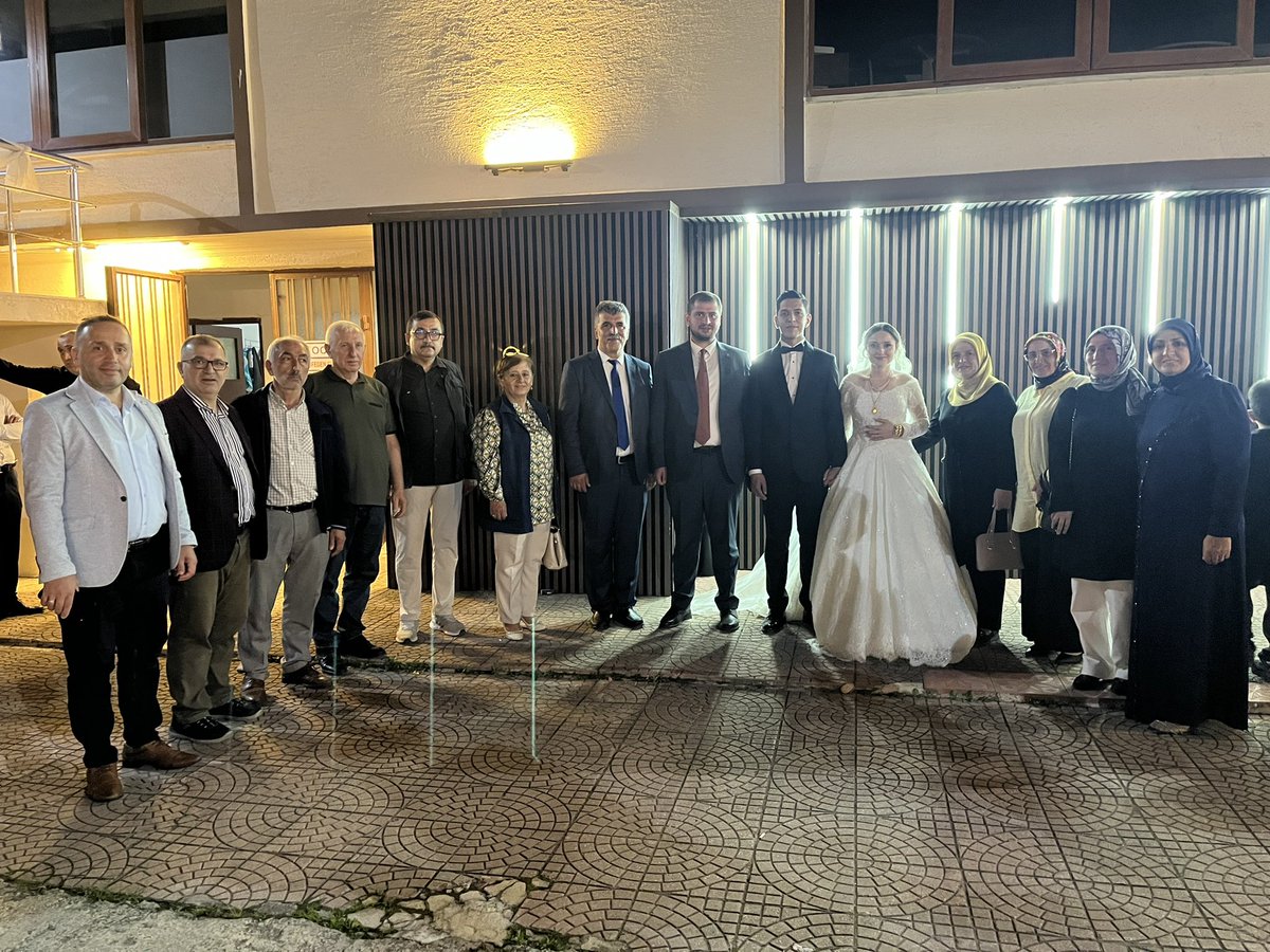 AKPartiArtvin's tweet photo. İL BAŞKANIMIZ VE İL YÖNETİCİLERİMİZ, GENÇLERİMİZİN MUTLULUĞUNA ORTAK OLDU.

İl Başkanımız Ali Semih Aydemir  ve yönetim kurulu üyelerimiz;

Fatma ve Musa Yazıcı’nın oğlu, Artvin Valiliği Özel Kalem Müdürlüğü personeli Soydan Yazıcı ile Nurhan ve Hasan Orhan’ın kızı Eylem Orhan’ın,

Fikriye ve Osman Bakır’ın oğlu Ahmet Bakır ile Nurcan ve Veysel Alış’ın kızı Aslıhan Alış’ın düğün merasimlerine katılarak genç çiftlerimizin mutluluğuna ortak oldular.

İl Başkanımız ve beraberindeki heyetimiz, her iki çifti ve kıymetli ailelerini tebrik ederek ömür boyu sağlık, huzur ve mutluluk içerisinde iki cihan saadeti temennisinde bulundu.
Rabbimizden genç kardeşlerimize hayırlı, bereketli ve daim muhabbetle sürecek bir yuva nasip etmesini diliyor; ailelerini de gönülden tebrik ediyoruz.