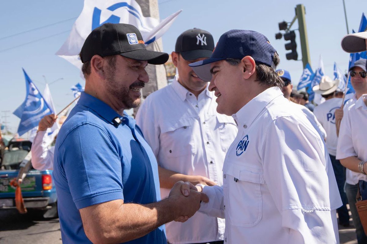 SoteloRodrigo's tweet photo. Dice Alejandro López Caballero que @GildardoReal debe tomar una determinación. 

Que no puede ser árbitro y jugador en #Hermosillo.

Lo que este hombre dotado de moralidad quiere decir es que cuando la candidatura no se puede comprar con dinero ajeno, hay que fingir demencia y apelar a la imparcialidad.

Que si él antes pudo exprimir el presupuesto y fondear una candidatura desde la Secretaría de Hacienda… hoy toca asustarse por el “abuso” del dirigente del @PANporSonora.

Por si todavía alguien cree que ALC puede ser candidato.

Entiendan y aprendan 😌