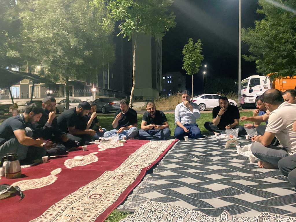 HudaParSiverek's tweet photo. Gençlerle parkta bir araya geldik. Siverek HÜDA PAR İlçe Başkanımız ve Gençlik Kolları Başkanımızın katılımıyla samimi bir sohbet gerçekleştirerek gençlerimizin görüş, talep ve önerilerini dinledik.
Birlikte daha güçlü, daha güzel yarınlara inşallah. 
 #HÜDAPAR 
@CelalOzturk82 https://t.co/VRxFRn5C9l