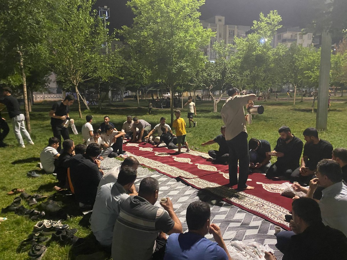 HudaParSiverek's tweet photo. Gençlerle parkta bir araya geldik. Siverek HÜDA PAR İlçe Başkanımız ve Gençlik Kolları Başkanımızın katılımıyla samimi bir sohbet gerçekleştirerek gençlerimizin görüş, talep ve önerilerini dinledik.
Birlikte daha güçlü, daha güzel yarınlara inşallah. 
 #HÜDAPAR 
@CelalOzturk82 https://t.co/VRxFRn5C9l