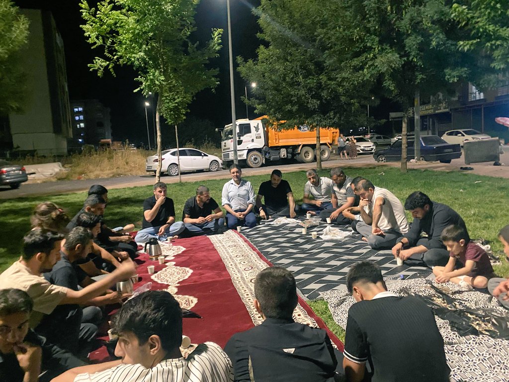 HudaParSiverek's tweet photo. Gençlerle parkta bir araya geldik. Siverek HÜDA PAR İlçe Başkanımız ve Gençlik Kolları Başkanımızın katılımıyla samimi bir sohbet gerçekleştirerek gençlerimizin görüş, talep ve önerilerini dinledik.
Birlikte daha güçlü, daha güzel yarınlara inşallah. 
 #HÜDAPAR 
@CelalOzturk82 https://t.co/VRxFRn5C9l