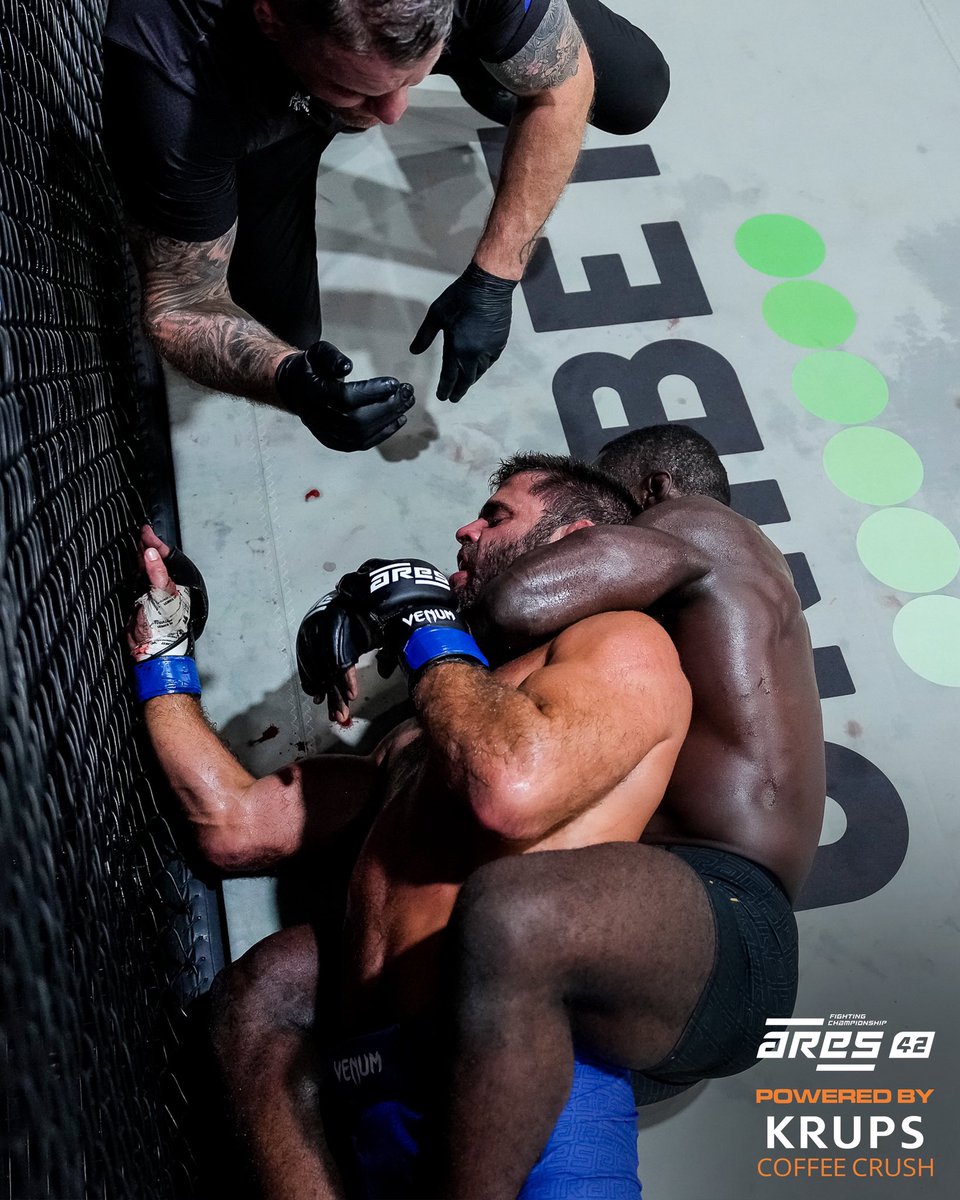 ares_fighting's tweet photo. Quel main event ! 🤯

Après quatre rounds d’une intensité folle, Jordan Zebo s’impose par soumission et conserve sa ceinture des welterweights. 🔥

#ARES42 https://t.co/rE5A97fBG7