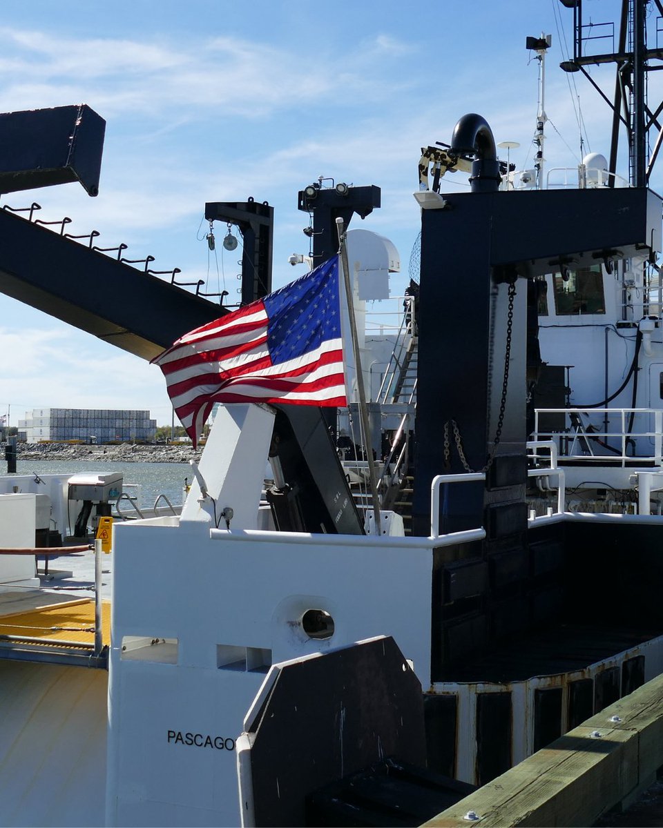 databuoycenter's tweet photo. Wishing you a happy July 4, from the NDBC team! 🎆
If you’re beating the heat with some time out on the water this weekend, be sure to check in with your local buoy before you hit the waves! Visit https://t.co/dioZojCSyK to find real-time data and marine forecasts near you. https://t.co/fWC7NuIvVW