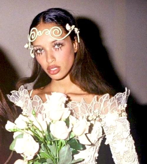 soIesque's tweet photo. I love how 60s-inspired this look from 1993 is https://t.co/aG5xAj4wC2
