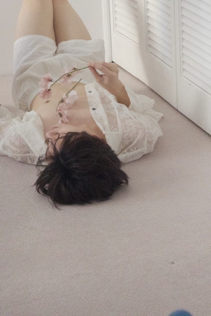 _tremblinglight's tweet photo. How Jon waits for his man to be here. https://t.co/opHTwYThJ0