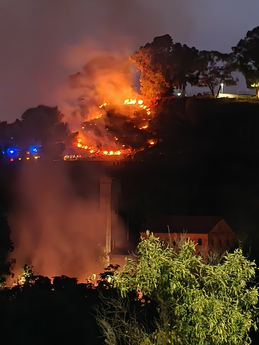 noticiadealcala's tweet photo. Incendio extinguido en #Alcaladeguadaira , la rápida intervención de los @BomberosAlcala y la @PoliciaLocalAG ha sido vital para la propagación.
Se investiga si ha sido intencionado https://t.co/0J0dGkucdA