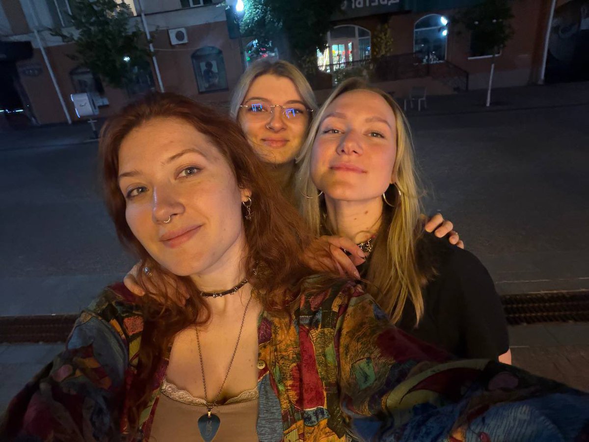 jameldeboux's tweet photo. как сказала Лиза - трехголовый крысгорыныч https://t.co/5BMfxzGmo2