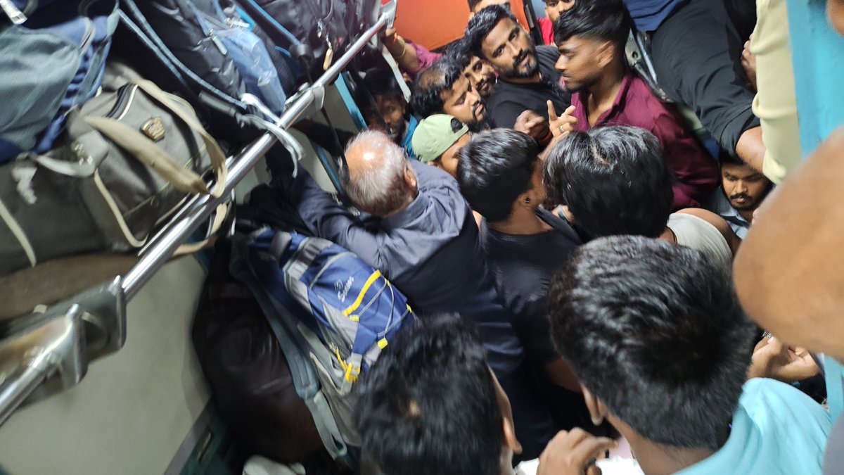 Mahi0154's tweet photo. @KonkanRailway @WesternRly  @RailMinIndia  @RailwaySeva ruckus created in train 12133 General Bogie from tail end .
kindly intervene https://t.co/43Ecy0Virt