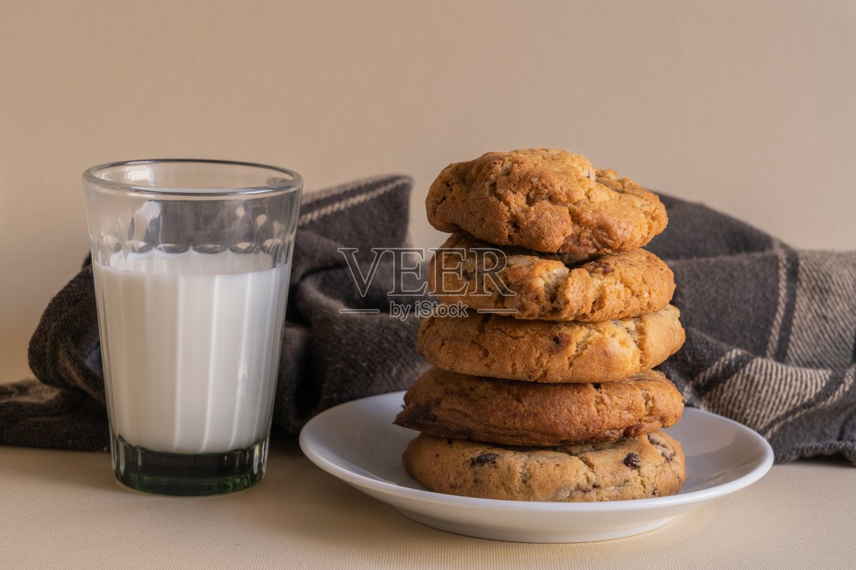 Desai21348204's tweet photo. Just pulled my homemade chocolate chip cookies out of the oven! Warm, buttery, and full of melty goodness  Nothing beats the simple joy of baking from scratch—who’s got their favorite baking trick to share https://t.co/BYvMQZwezc