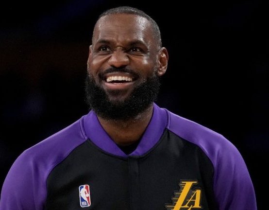 esidery's tweet photo. LeBron James will likely be making his free agent decision between these six teams, per @ShamsCharania:

Cavaliers
Heat
Nuggets
Sixers
Timberwolves
Warriors https://t.co/7sydYPqmrz