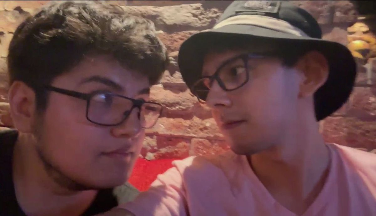 CHACUUUM's tweet photo. @Soaringchuu @Zonnowo Pequeño bro, cree que le ganará a mi duxochon 💅 https://t.co/QRCjxsPDUo