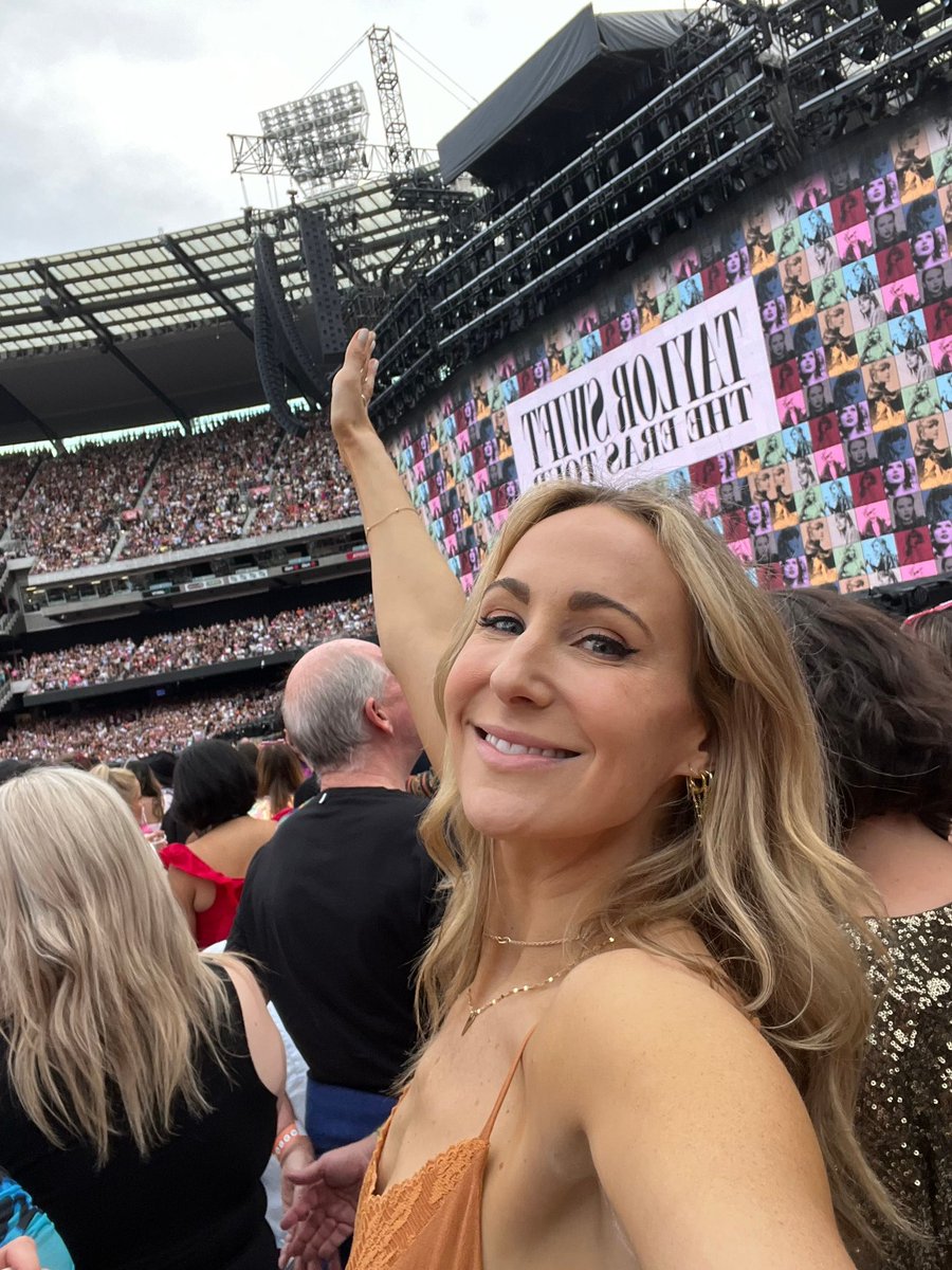 PopCrave's tweet photo. Nikki Glaser was spotted on her way to Taylor Swift &amp; Travis Kelce’s wedding. https://t.co/DnRNNWDSOJ