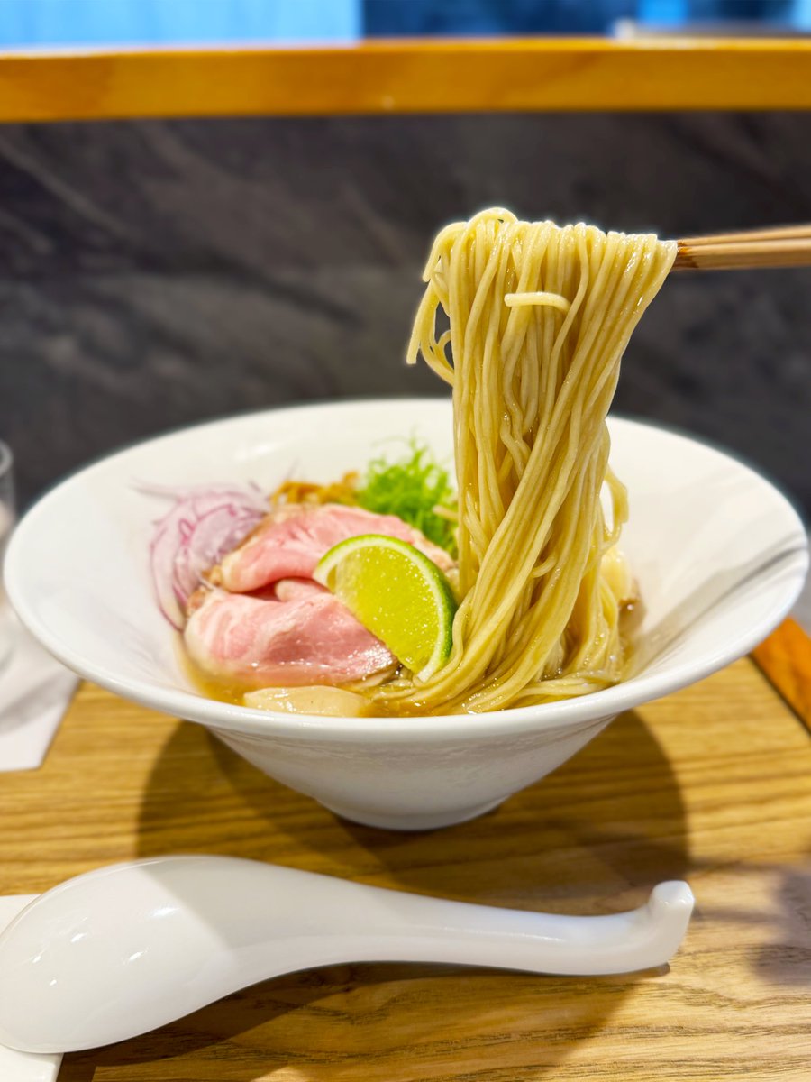 taruta101010's tweet photo. RAMEN MATSUI
東京都新宿区四谷4-25-10 ダイアパレス御苑前 B-2
新宿御苑前駅
【夏季限定】シジミとホタテの冷やし塩 2,200円
海老ワンタン(2個)300円
TableCheckにて事前予約。
めちゃくちゃ美味しかったです!
ごちそうさまでした!
#ramenmatsui https://t.co/NmFJl669i9