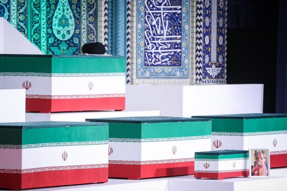 fariba_84's tweet photo. هر چه به روزهای اخرین وداع با رهبر شهیدمان نزدیک می شویم قلبم بیشتر بی تاب است ....

#آقای_شهید_ایران
#باید_برخاست https://t.co/HOPtqpHcpo