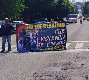 RomboQro's tweet photo. Protestan artesanos; paralizan avenida Zaragoza, en Querétaro https://t.co/5gCvo4j4a4 https://t.co/wANqPKCqK7 https://t.co/j9l53bQXCw